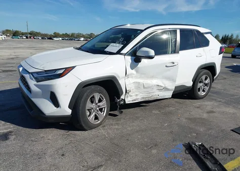 2022 Toyota Rav4 Xle z USA, uszkodzony, nr VIN 2T3P1RFV3NC307685